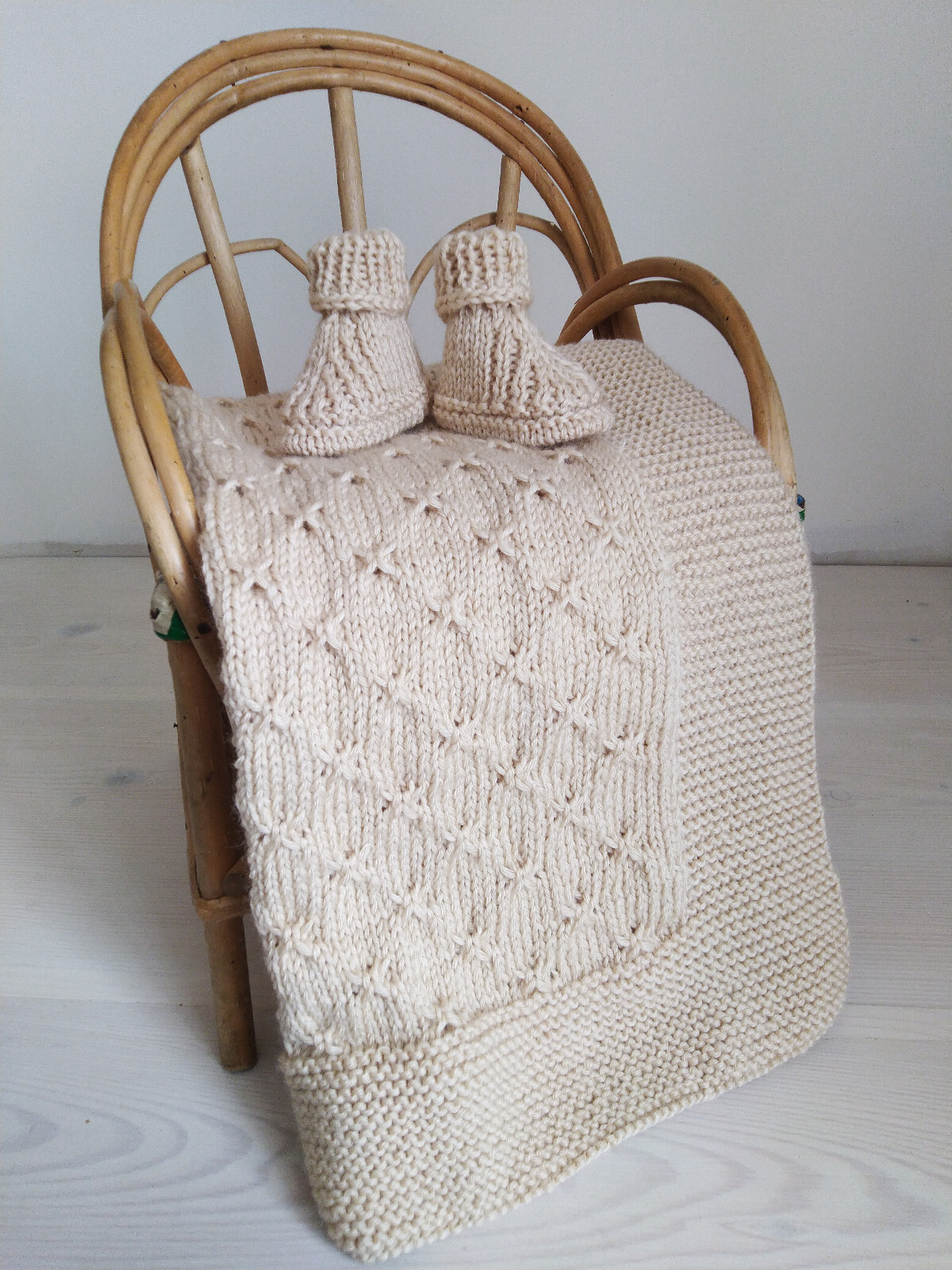 Couverture bébé tricoté main cadeau de naissance et petits chaussons douceur en maille rose