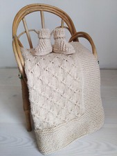 Couverture bébé tricoté main et ses chaussons assortis