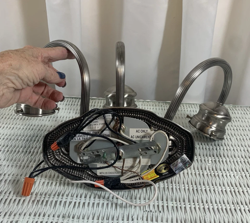 Luminária de parede Hampton com abajures de vidro - Imagem 3 de 4