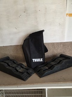 PAIR OF THULE LEVELLING RAMPS IN CARRY BAG