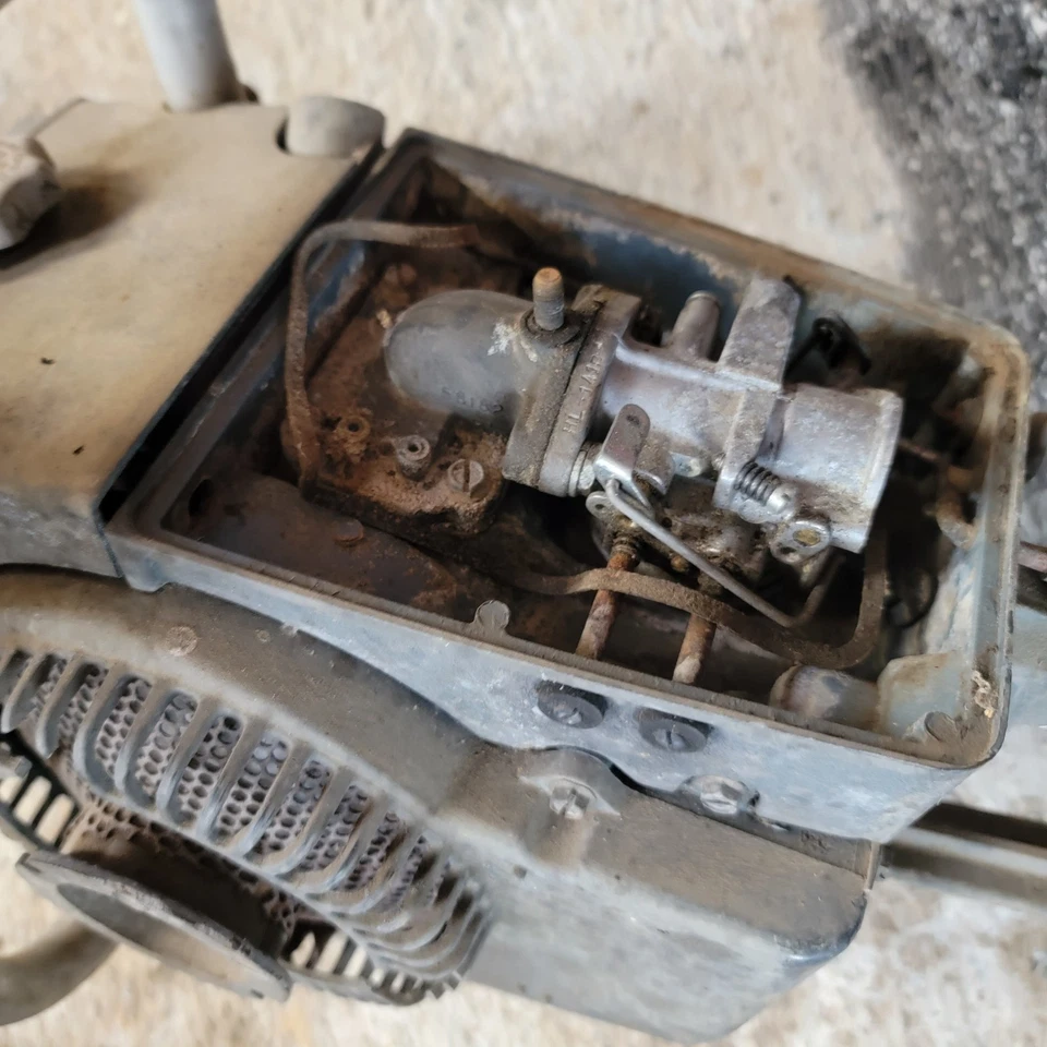 Homelite C52 Chainsaw Parts Or Repair !bar Cut Off!!! As Is - Image 3 of 4