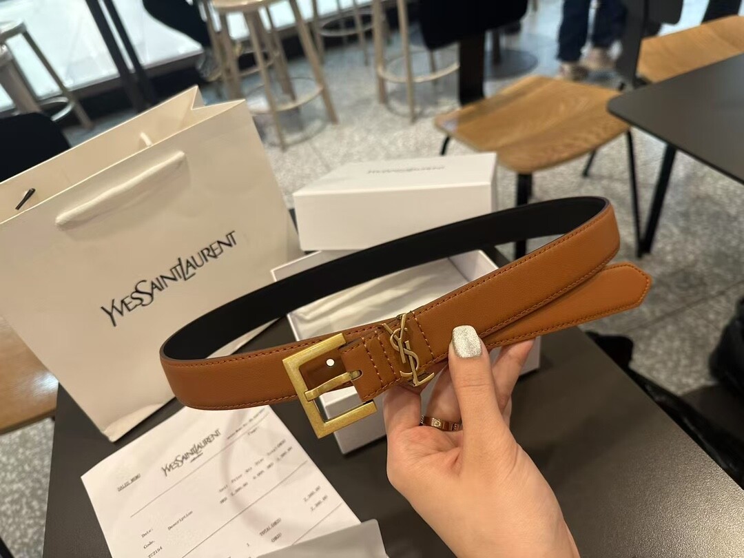 Cintura Saint Laurent classica in pelle bovina con logo lettera