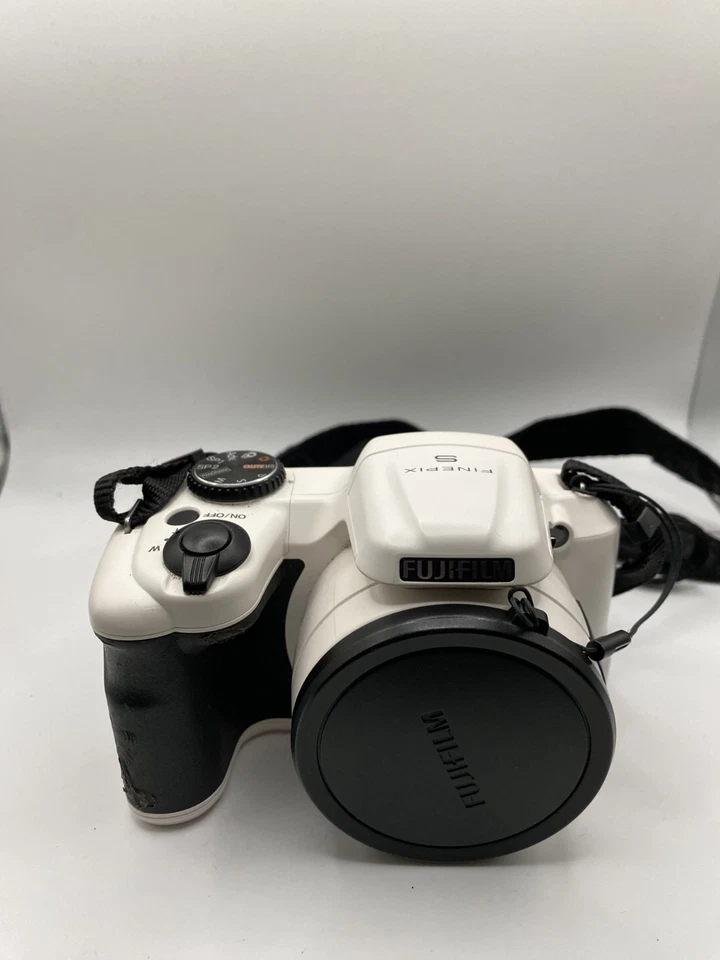 Fujifilm FinePix S8600, photo 2 of 5