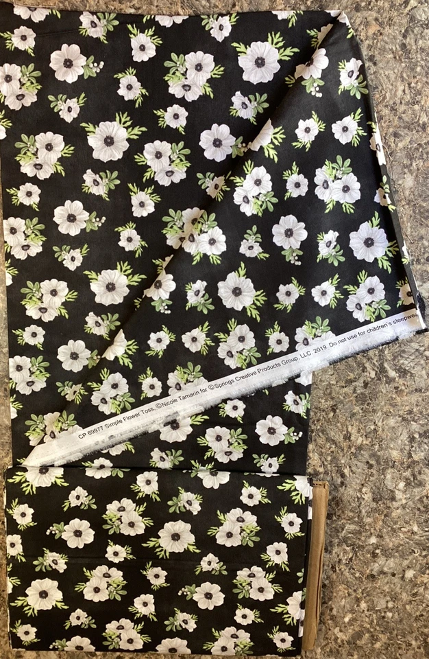 Muelles creativos. Tela de algodón Simple Flower Toss CP69977 blanca sobre negra (518) Foto 4 de 4