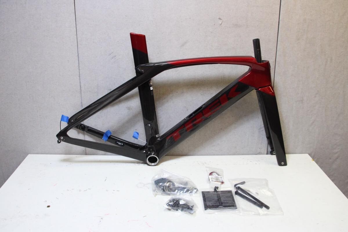 TREK MADONE SLR Gen 6 Carbon Frame Carbon Smoke/Crimson 52 TREK MADONE SLR Gen 6 Carbon Frame Carbon Smoke/Crimson 52