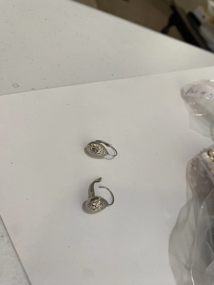 Pendientes lágrima grabados oro blanco 14k respaldo palanca Foto 3 de 4