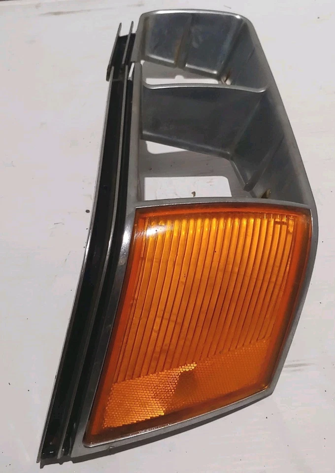 82 83 84 85 Buick Century Driver Faro Izquierdo Bisel Borde y Luz Marcadora de Esquina Foto 2 de 4