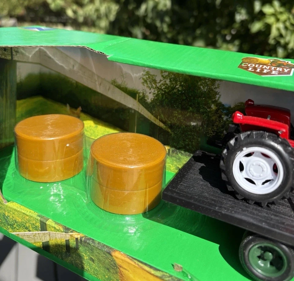 New Ray Toys 1:32 Die Cast Truck with Farm Tractor-1941 Chevy Flatbed with Farm - Image 3 of 4