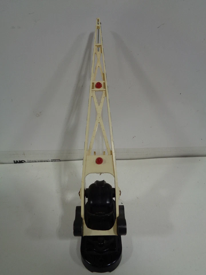 POSTWAR VINTAGE LIONEL #252 O GAUGE OPERATING LIGHTED CROSSING GATE - Image 2 of 4