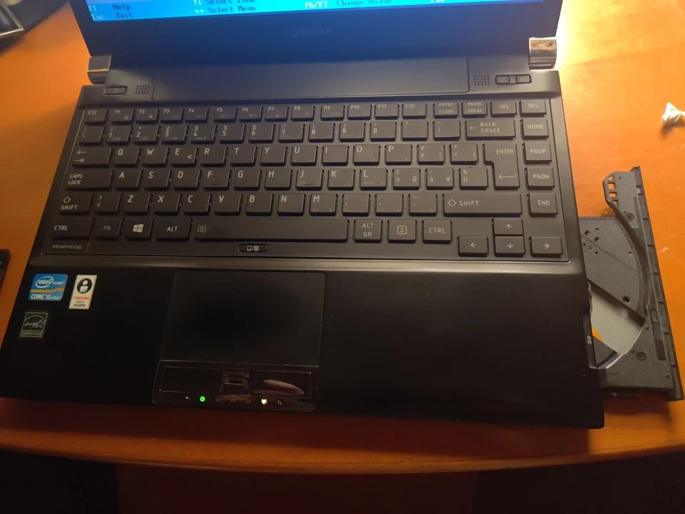 Notebook TOSHIBA  PORTEGE portègè R930 A Class - no hd - RAM 8 GB - i5 vpro - Immagine 3 di 4