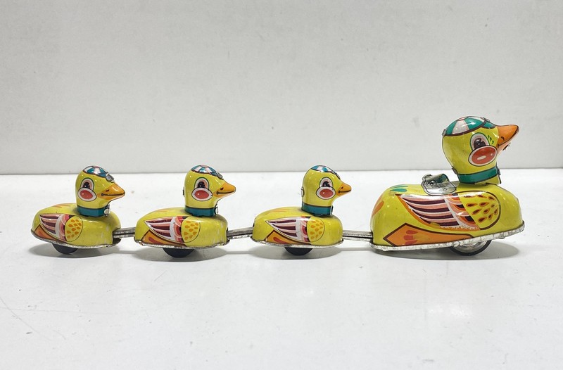 Unbranded Wind Up Tin Toy Yellow Multicolor Duck Train Mother Ducklings
