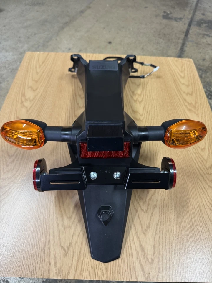 Soporte de montaje de etiqueta de matrícula Suzuki GSXR-1000 17-25 OEM señales de giro Foto 2 de 4