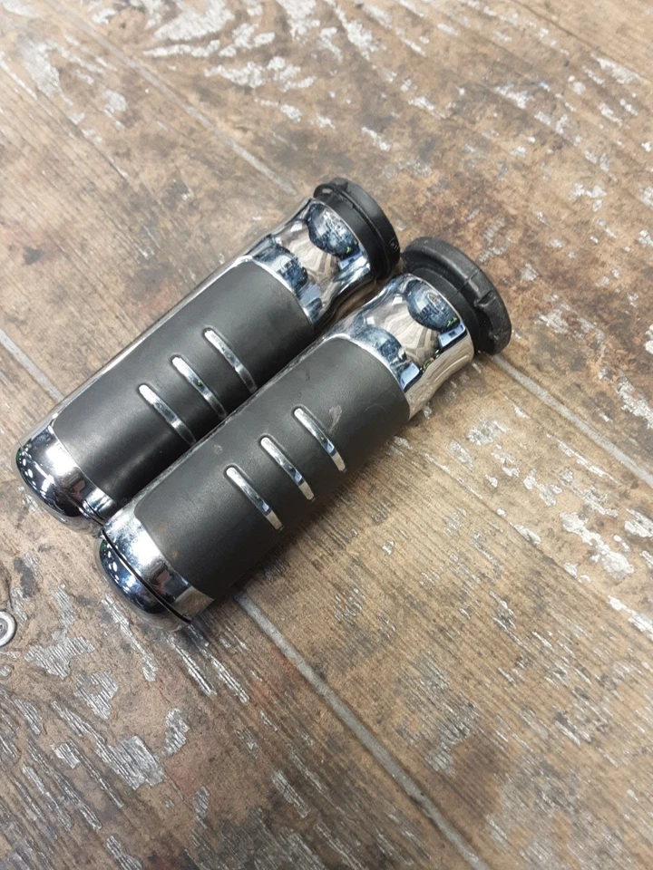 08-23 Par de empuñaduras Harley Davidson Touring Streamliner cromadas negras Foto 4 de 4