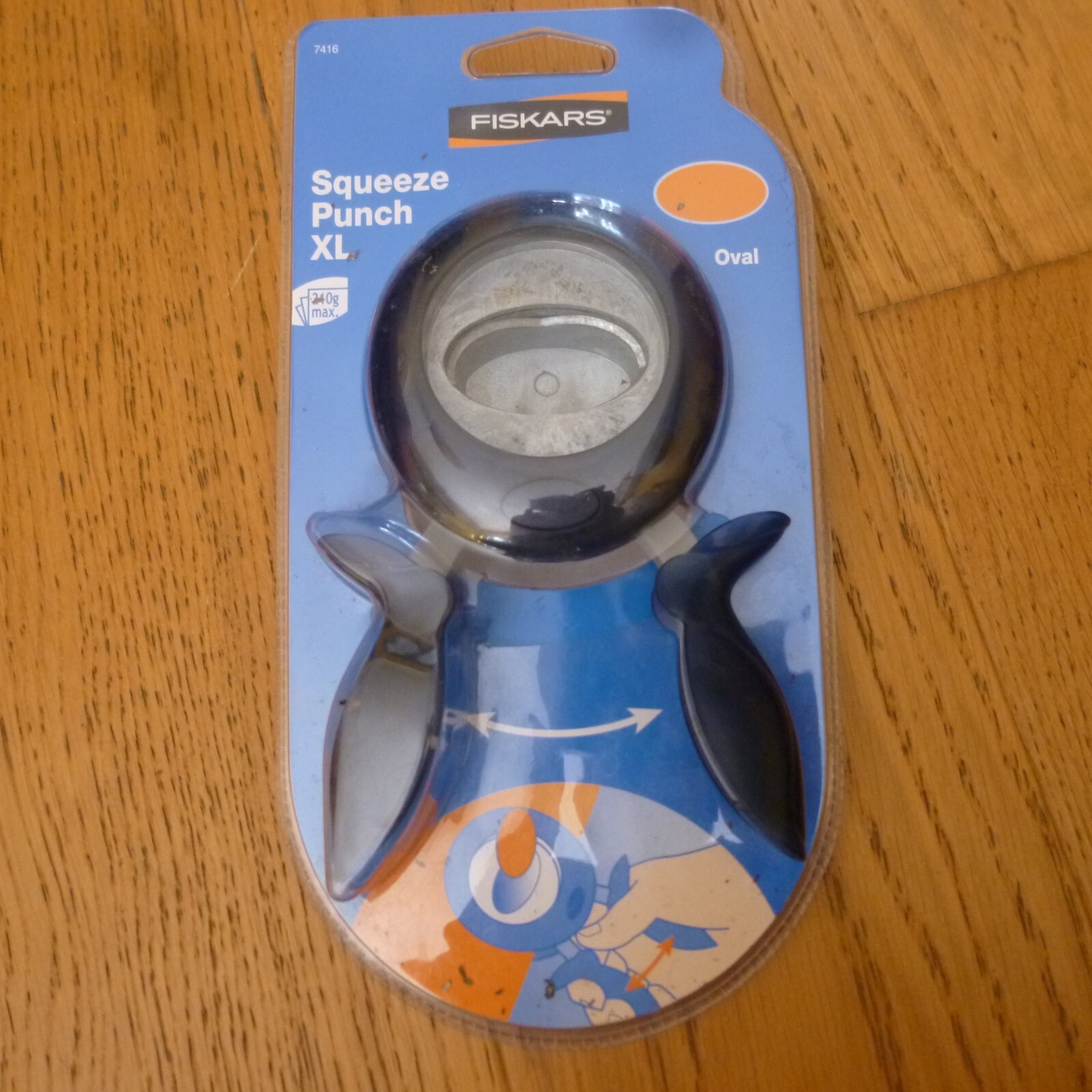 Fiskars Squeeze Punch XL Oval Shape Label Maker Hand Punch UNUSED READ