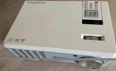 * * eMachines V700 Projektor Beamer + Ersatzlampe Neu * *