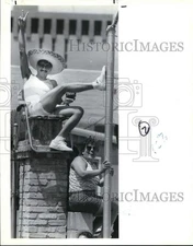 1989 Press Photo Joe and Patty Salinas at Battle of Flowers Parade on Broadway