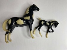 531. vintage hartland plastics inc black white stallion and foal set