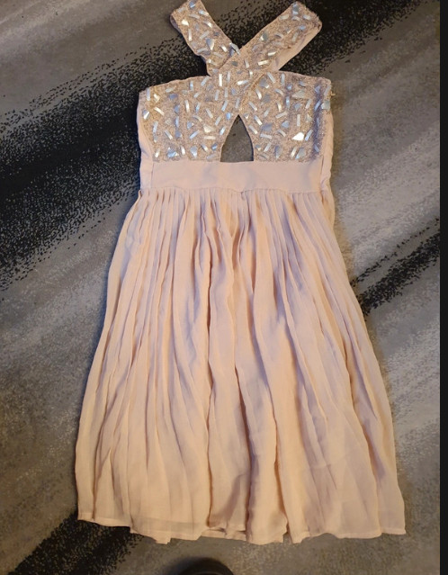 Vestidos de verano ajuste muy elegante con hermosos detalles delanteros y traseros