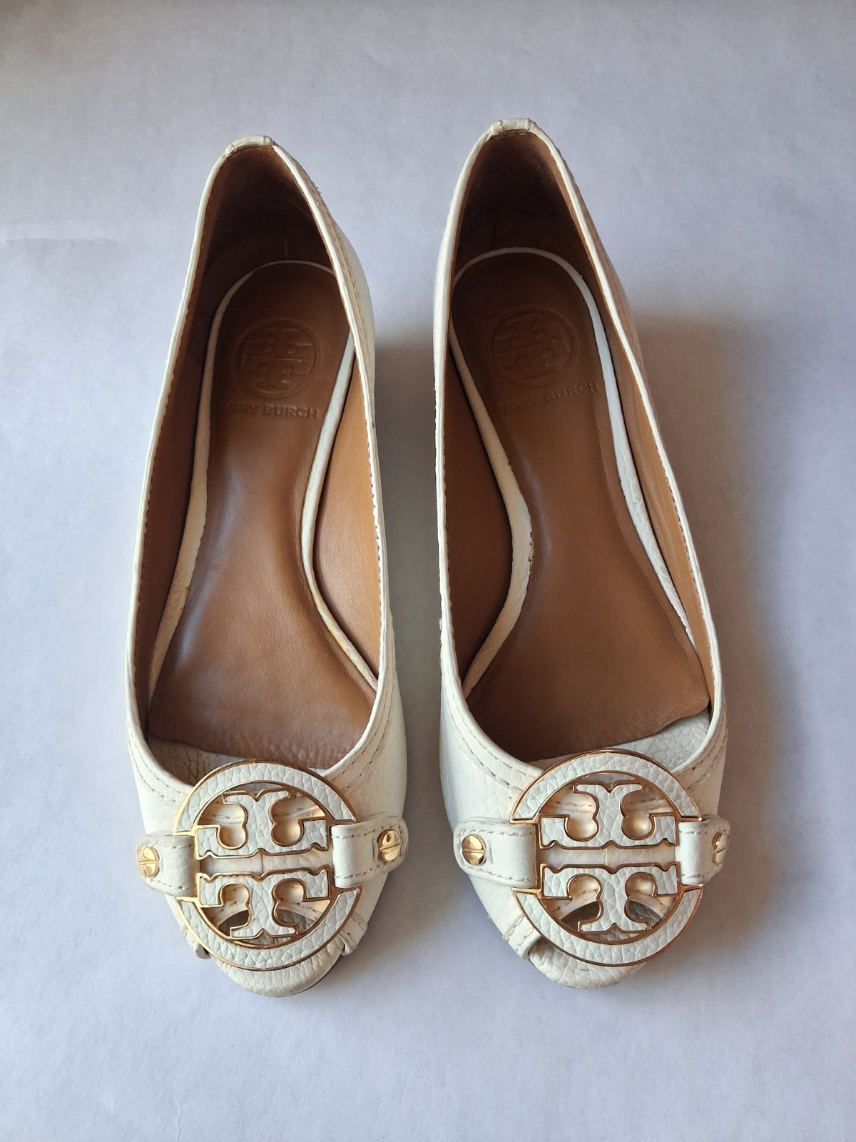 Tory Burch Women's Shoes Leticia Peep Toe Low Wedge Ivory Gold Logo Size 6M