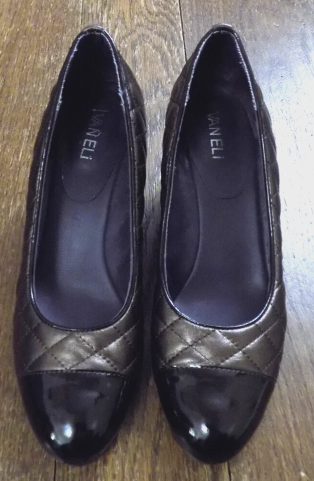Vaneli Metálico Bronce Acolchado con Negro Charol Puntera Ballet 2" Tacones de Cuña 9 Foto 2 de 4