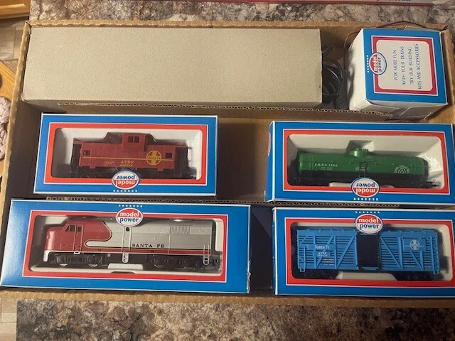 Model Power Pride of the Line HO Electric Train Set 1035 Santa Fe w/Box As Shown - Image 2 of 4