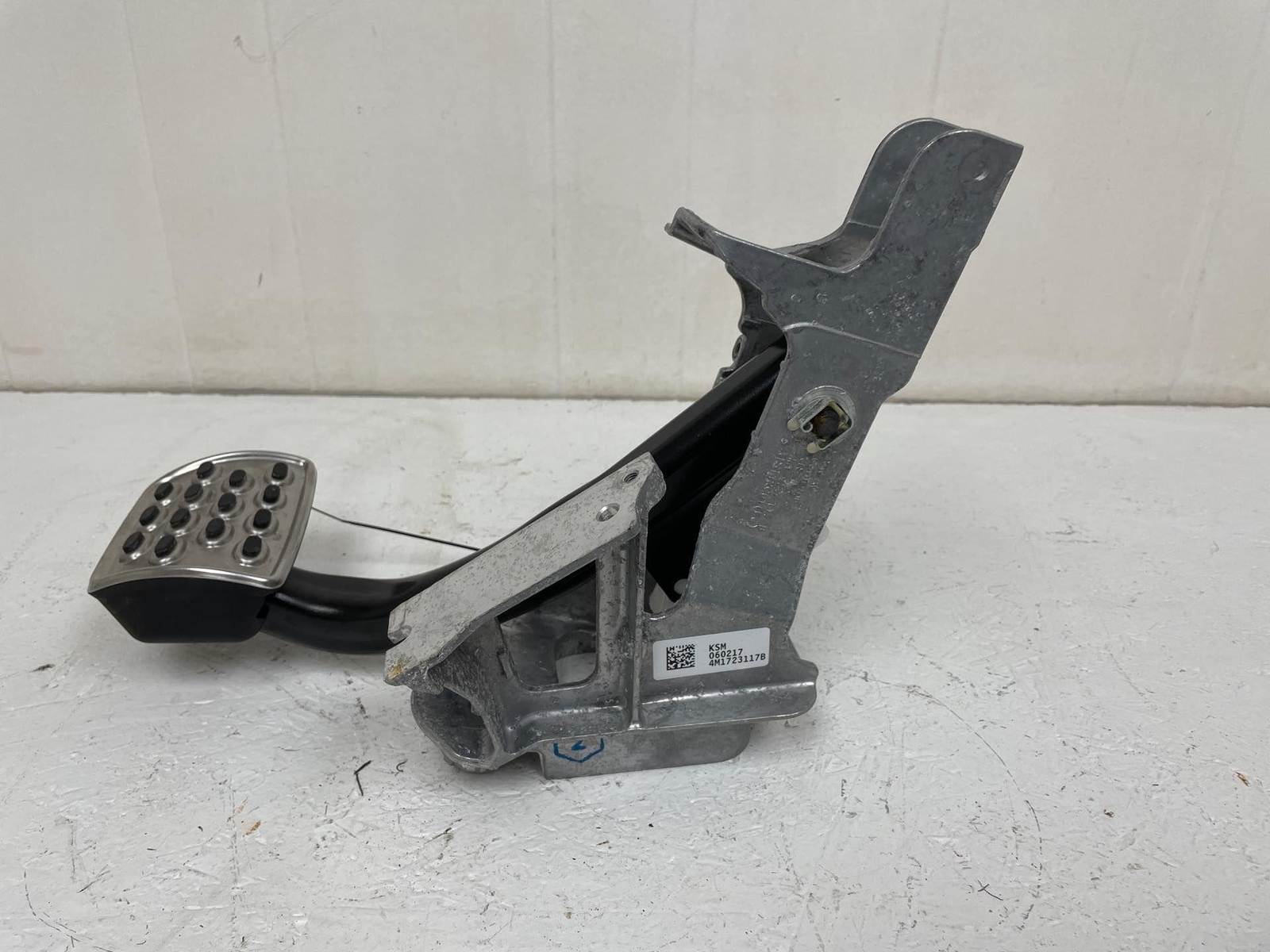 2016-2020 BENTLEY BENTAYGA BRAKE PEDAL ASSEMBLY W/ COVER PAD SILVER / BLACK