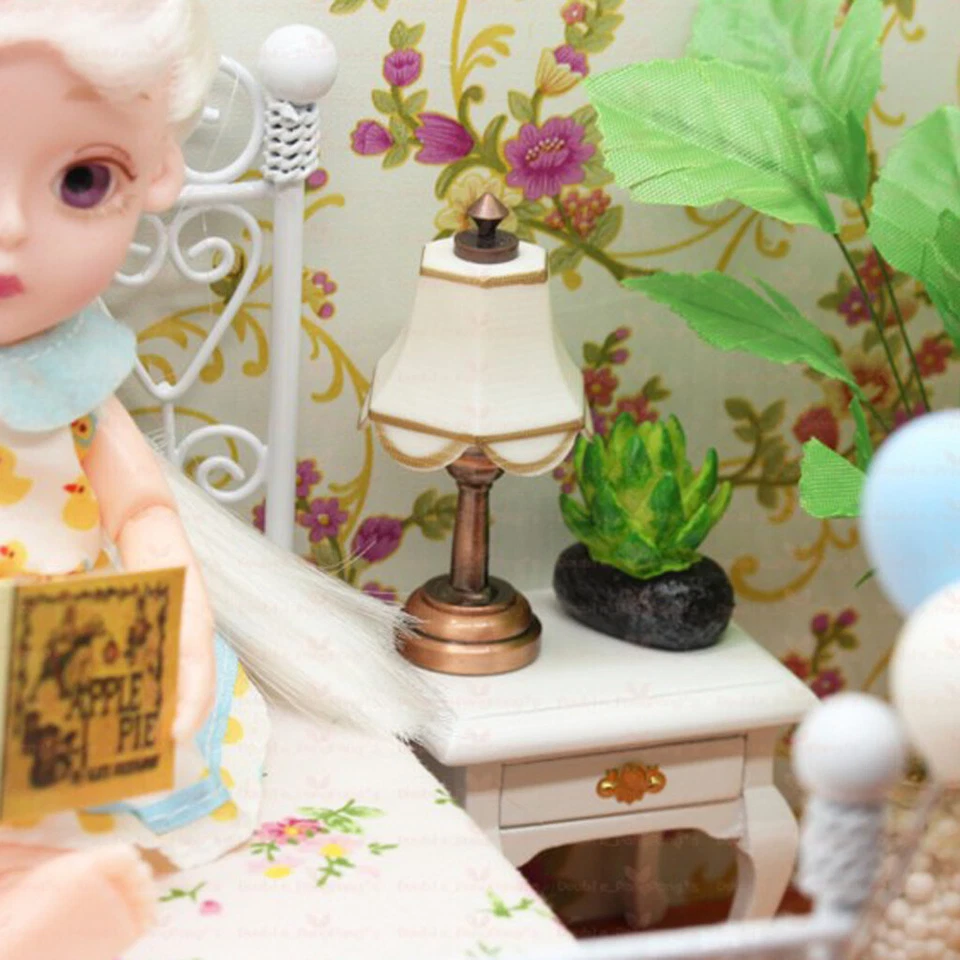 Lampada da tavolo con paralume a forma di ombrello in miniatura casa delle - Immagine 3 di 4