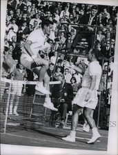 1964 Press Photo Roy Emerson & Chuck McKinley at tennis match - net23529