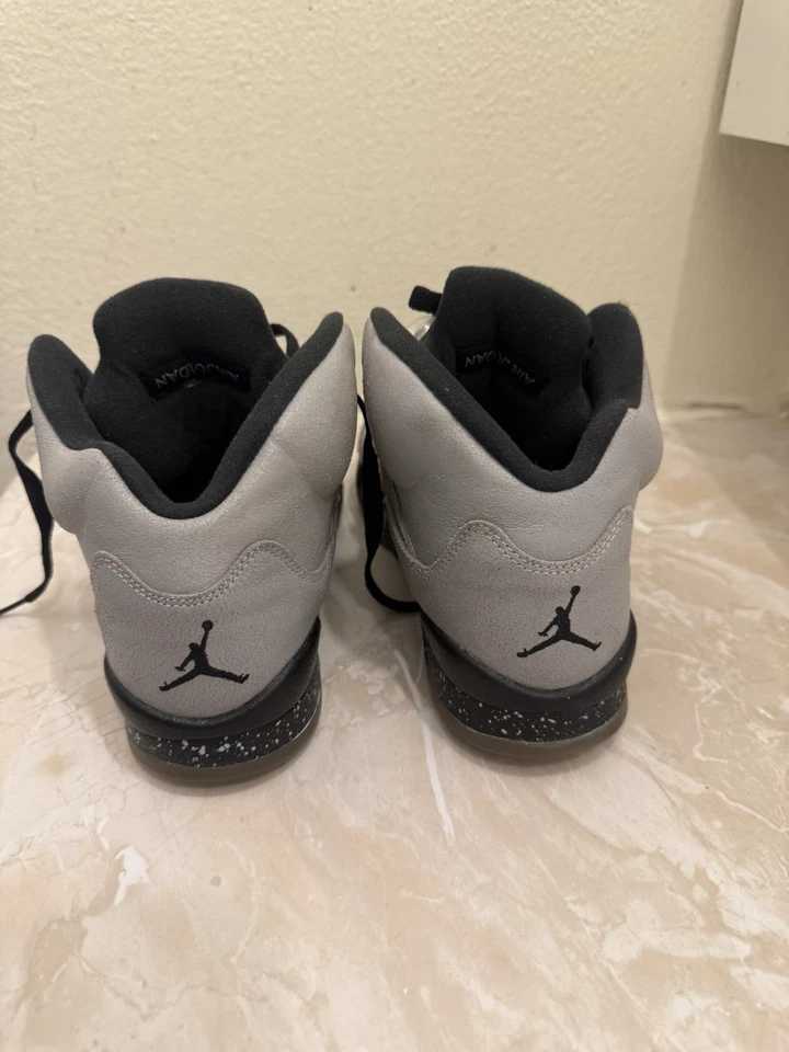 AIR JORDAN 5 RETRO GG WOLF GRIS-NEGRO TALLA 7Y [440892-008] Foto 4 de 4