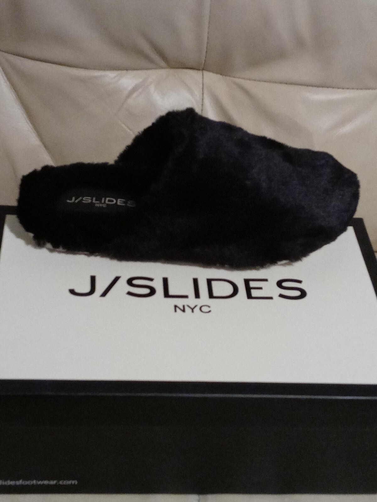 Sleepy Black Faux Fur Women's Slippers Comfy Size 8-image