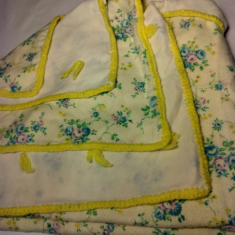 Manta Receptora Bebé Vintage Crochet Borde Franela Atada Amarillo Azul Rosa Floral Foto 3 de 4