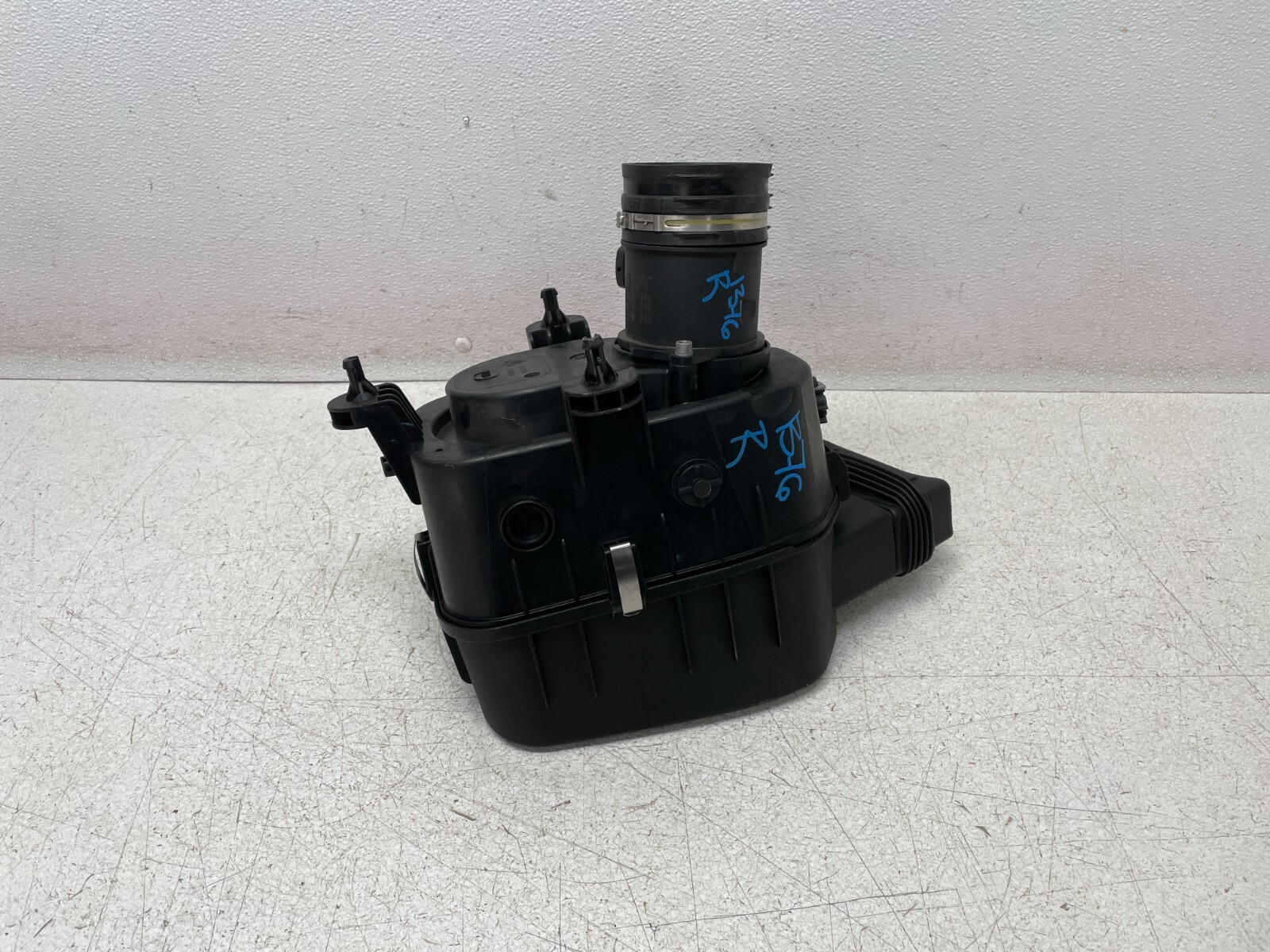 14 15 16 17 Maserati Ghibli Right Air Intake Filter Housing Cleaner Box 1376 OEM