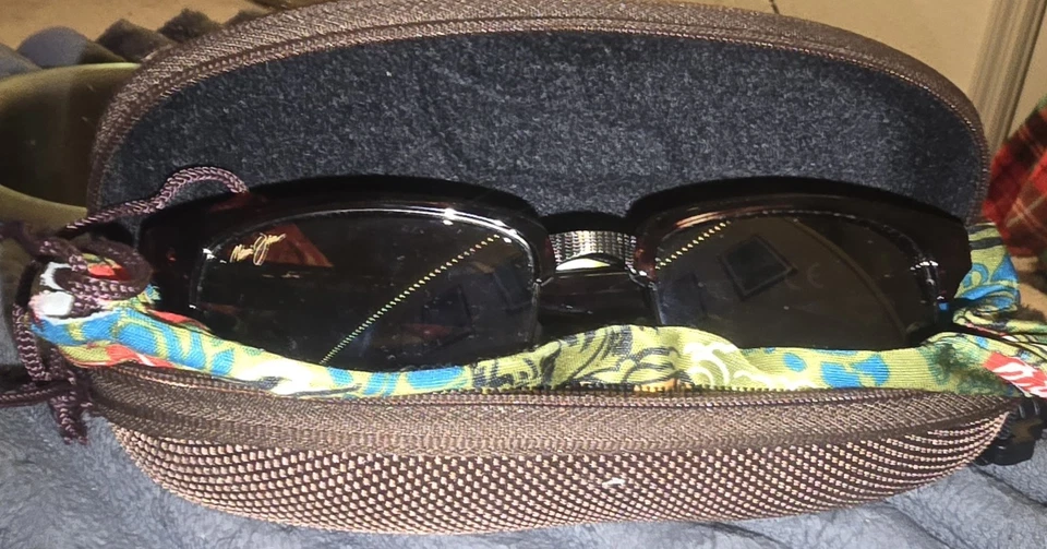 Maui Jim Vintage Sunglasses with Hard Case Unisex - Image 2 of 4