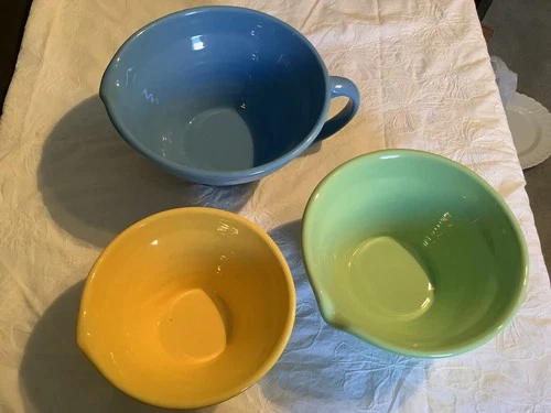Beautiful set of 3 Vintage Ceramic Ringware Pottery Nesting Mixing Bowls Bauer?