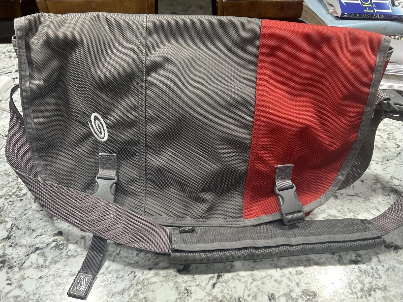 Borsa messenger classica Timbuk2 custodia media per laptop tracolla pendolare grigio rosso