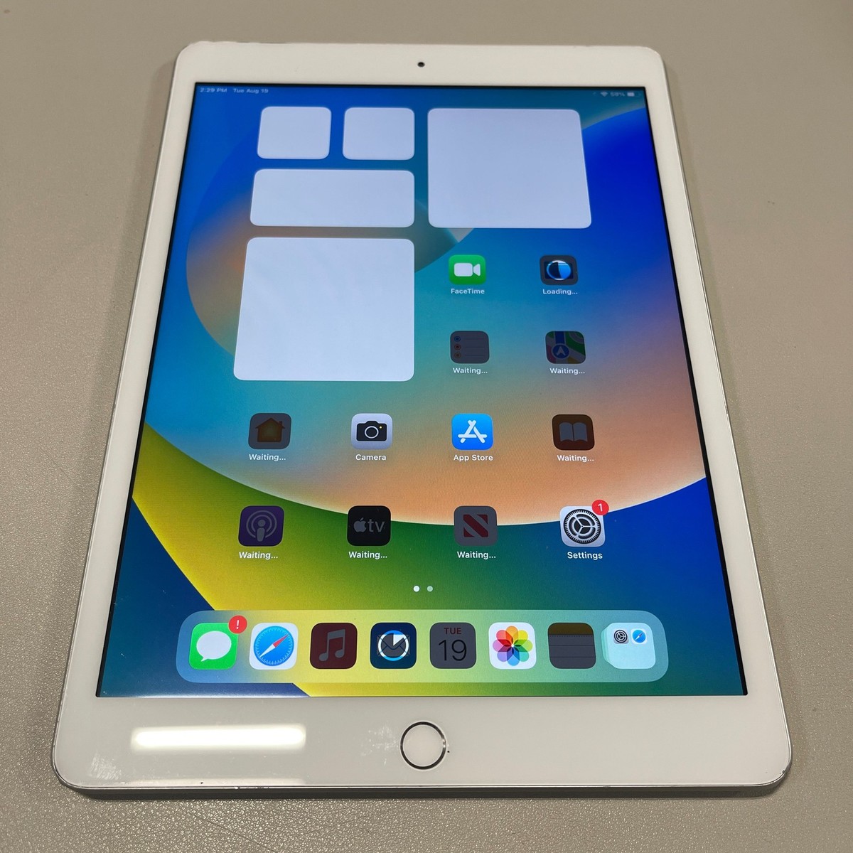 iPad (第7世代) Wi-Fi + Cellular 32GB Pre-Owned Apple iPad 7th Generation - 10.2