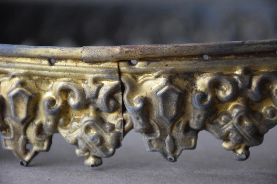 Couronne de lustre d'église ancien en laiton repoussé et doré , 35 cm , XIXème - Photo 4/4