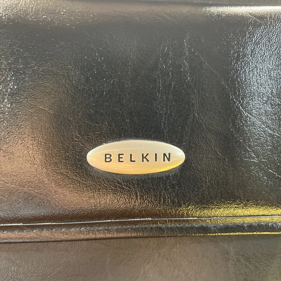 Maletín de hombro de cuero negro para computadora portátil Belkin Foto 2 de 4