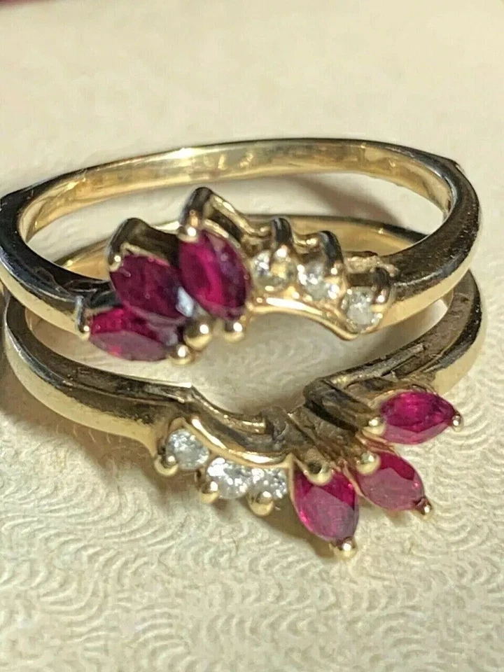 Alianza de boda realzadora envolvente de 2,18 quilates creada con rubí rojo acabado en oro amarillo de 14 quilates Foto 4 de 4