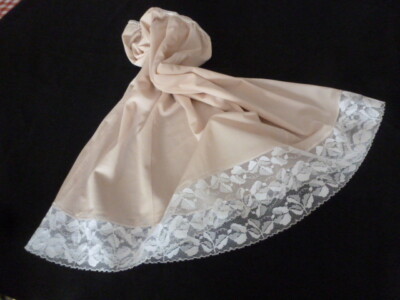 Important jupon en dentelle de coton et plis religieuse - Fin XIXe