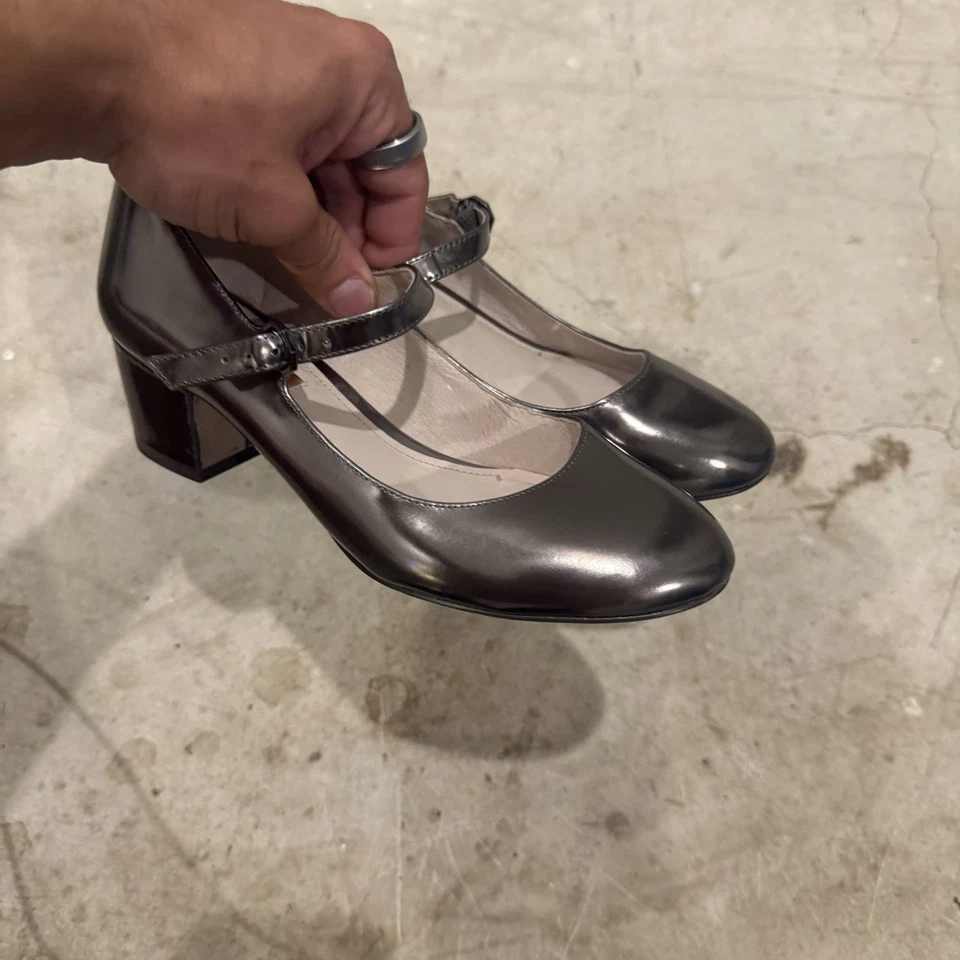 Zapatos de salón Louise Et Cie para mujer 6 M gruesos de tacón redondo plateados metálicos Foto 3 de 4