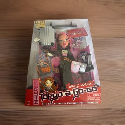 NIB 2004 Bratz World Tokyo A Go-Go FIANNA Doll Exclusive Keychain & Outfits