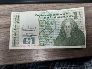 IRELAND NICE CRISP ONE POUND COMBINE SHIPPING NO RESERVE!