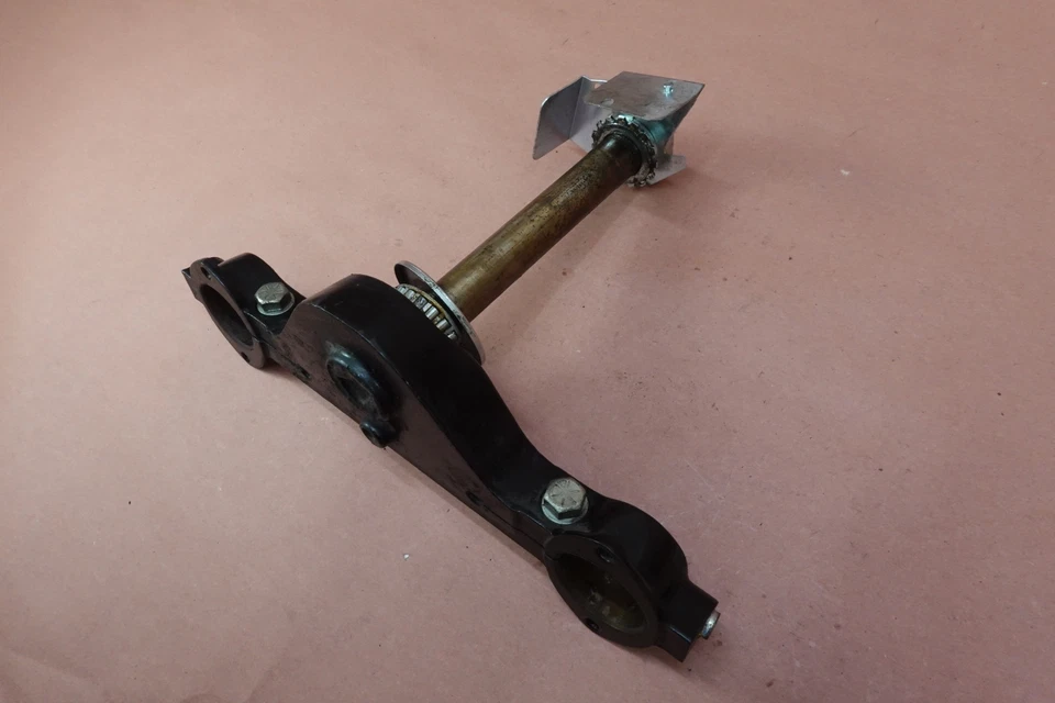 2005-2006 Harley Davidson FLHX Street Glide árvore tripla haste de braçadeira inferior - Imagem 2 de 4