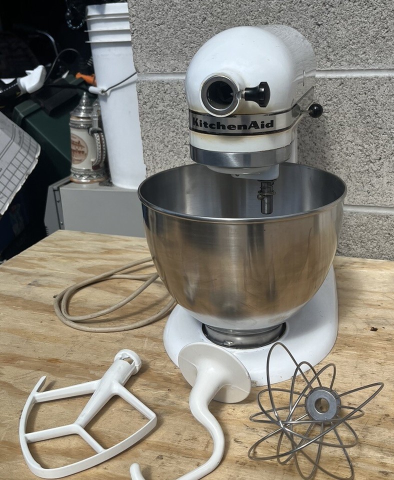 KITCHEN AID CLASSIC STAND MIXER Model K45 Bowl With 3 Attachments