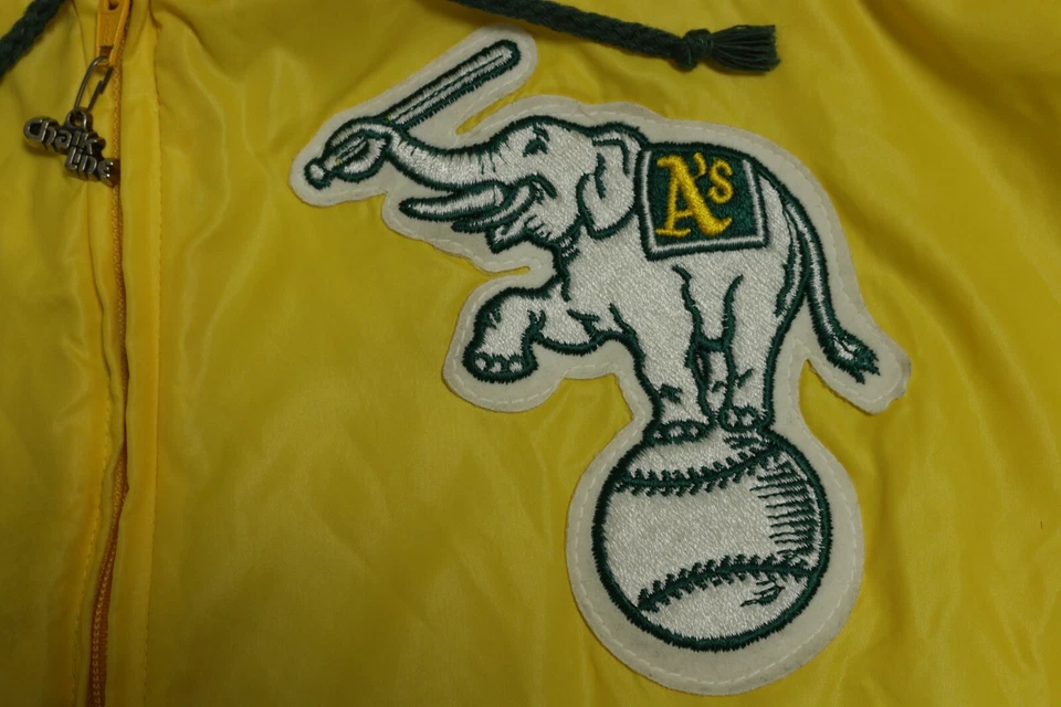 Chaqueta de atletismo vintage Chalk Line Oakland para hombre con logotipo de elefante extra grande amarilla Foto 3 de 4