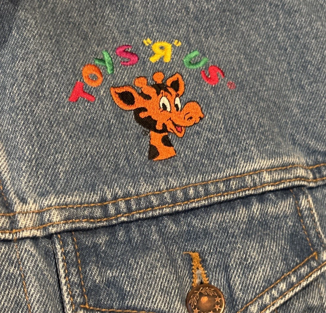 Men’s Toys R Us Denim Jean Jacket Size Extra Large Embroidered Logo XL RARE🔥 image 3