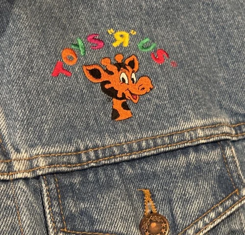 Men’s Toys R Us Denim Jean Jacket Size Extra Large Embroidered Logo XL RARE🔥 image 3