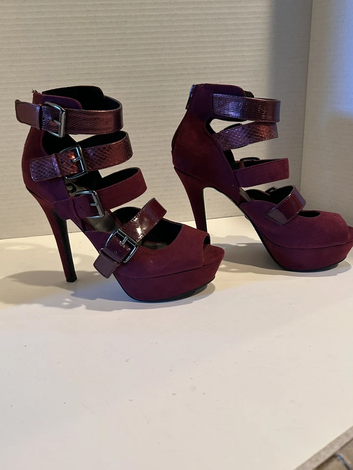 Salto agulha feminino "G by Guess" tamanho 6 roxo escuro com tiras modelo de loja novo - Imagem 3 de 4