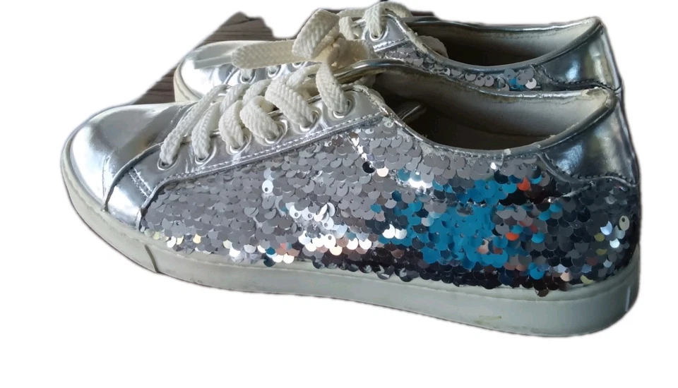 Tenis de lentejuelas plateadas marca Aldo con cordones bajos informales talla 7,5 brillantes brillantes Foto 4 de 4